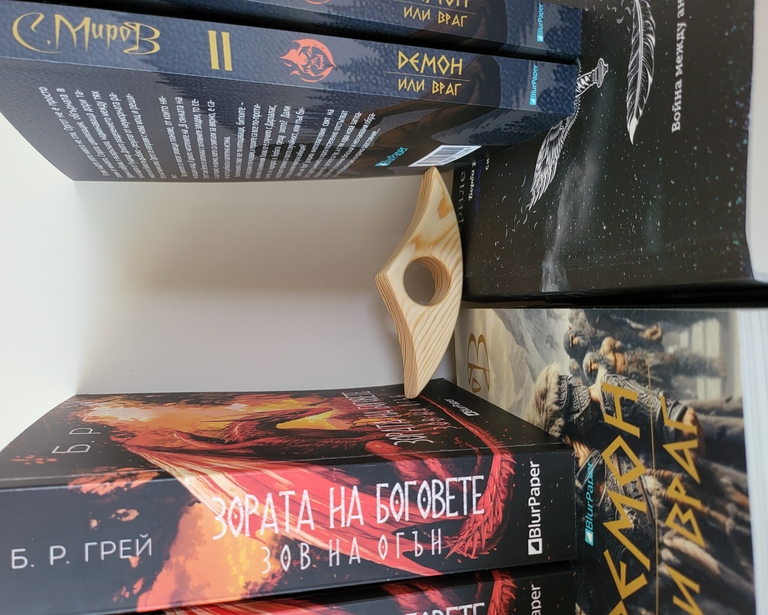 Дървен книгодържател ръчна изработка - 12
