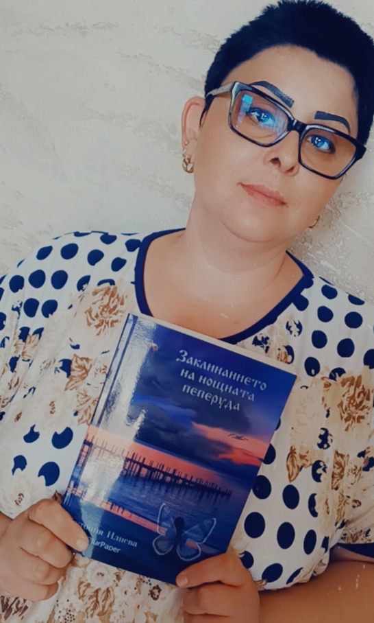Заклинанието на нощната пеперуда - Антония Илиева - момче, момиче и чайки на брега на морето